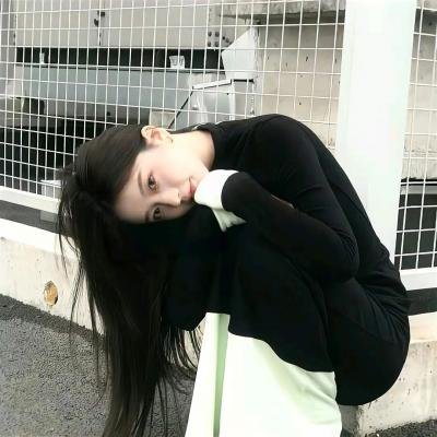 某影后之女被曝恋爱脑怒怼网友，短时间内直播间画面流出