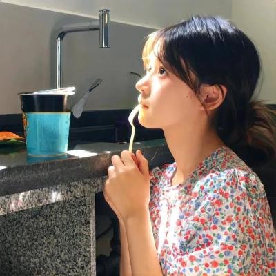 顶流粉丝旧照被扒，服务器被挤瘫痪，短时间内引热议